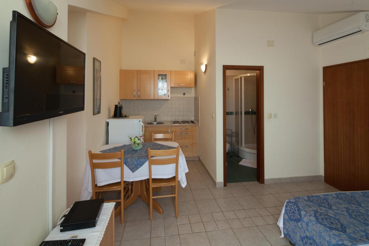Apartments By The Sea Bilo, Primosten - 4191 Kültér fotó