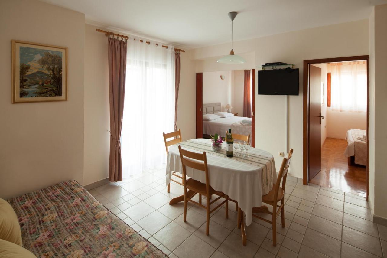 Apartments By The Sea Bilo, Primosten - 4191 Kültér fotó